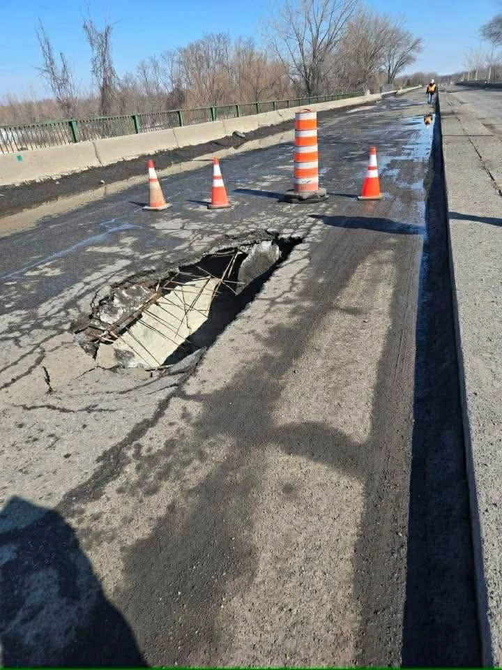 Ouverture dans le tablier du pont de la Sauvagine, photographiée lors de l’incident de mars 2026.